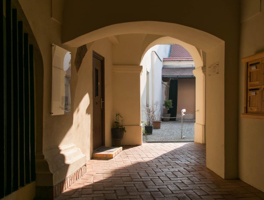 2 Hours Buda Castle Walking Tour - Walk with a Historian - Small Jewish synagogue-museum: one stop, two timelines