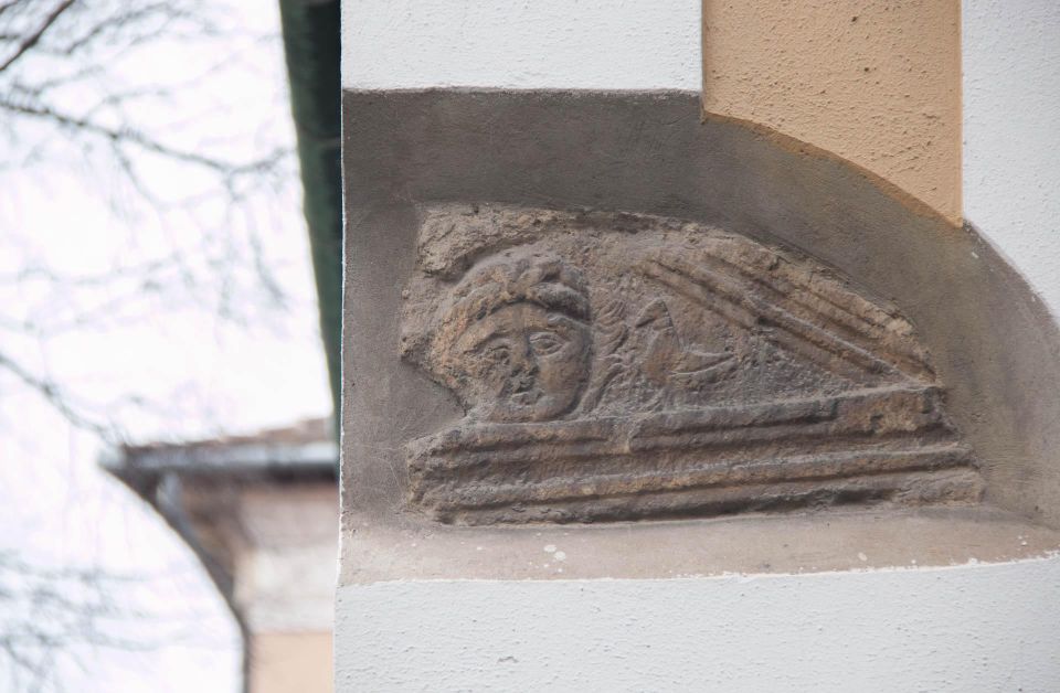 2 Hours Buda Castle Walking Tour - Walk with a Historian - The “civilian quarter” start at Bécsi kapu Square