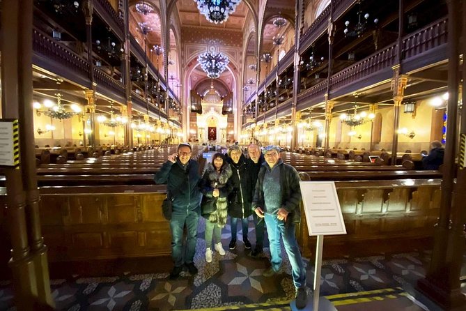 A Journey through Jewish Budapest - Private Walking Tour - Entering the Dohány Street Synagogue Complex (Nagy Zsinagoga) Like a Local
