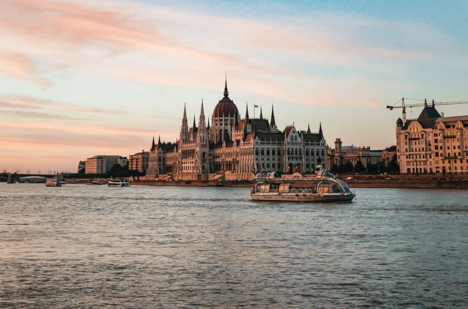 Budapest: 1-Hour Evening Sightseeing Cruise with Drink - Onboard Comfort: Warm Boats, Glass Ceilings, and Seating Reality