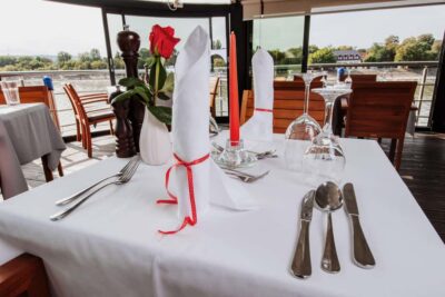 Budapest: 2-Course Dinner for 2 on a Boat Restaurant - Meeting Vogue Boat Restaurant and settling in for 2.5 hours