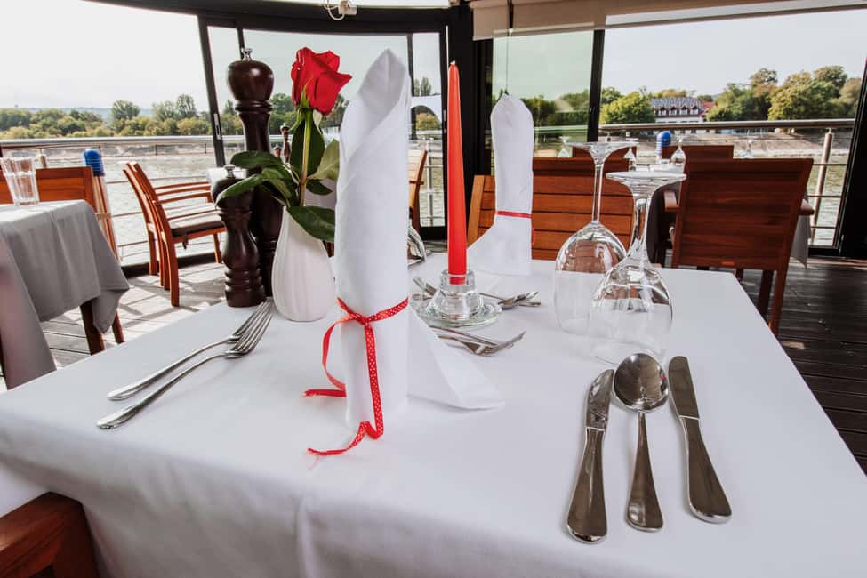 Budapest: 2-Course Dinner for 2 on a Boat Restaurant - Meeting Vogue Boat Restaurant and settling in for 2.5 hours