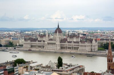 Budapest 3-Hour Walking Tour in Italian - Pest Highlights: How the Center of the City Sets the Stage