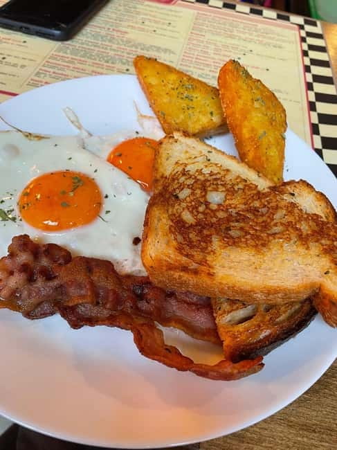 Budapest: 4-hour Bottomless Brunch w/ Cocktails & Craft Beer - Ruin Brew Brunch & Beer: why the Jewish Quarter setting matters