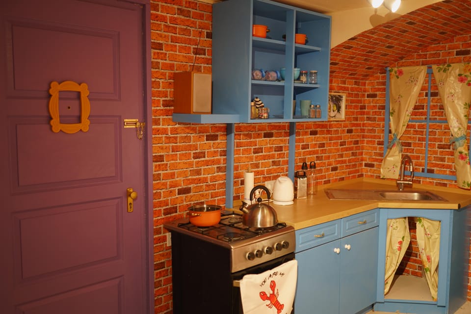 Budapest: 90s Sitcom Escape Room Adventure with Drinks - The Rooms: Monica’s Kitchen Energy, a Chandler-and-Joey Apartment Feel, and Central Perk-Style Clues