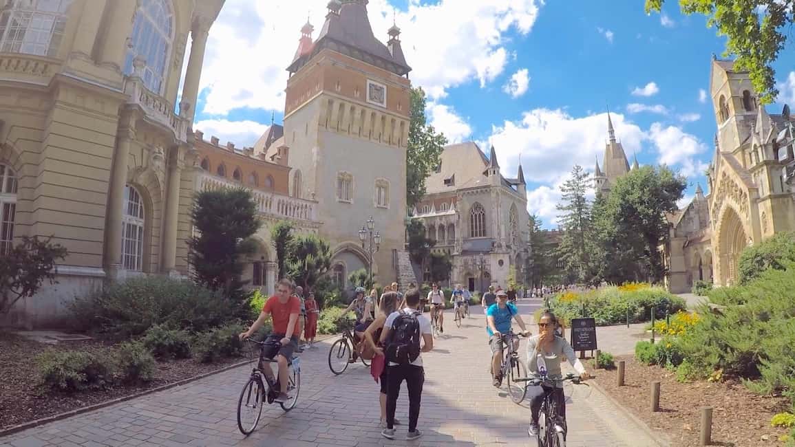 Budapest Bike Tour with a Hungarian Goulash - What makes the goulash break special (and not just a lunch stop)