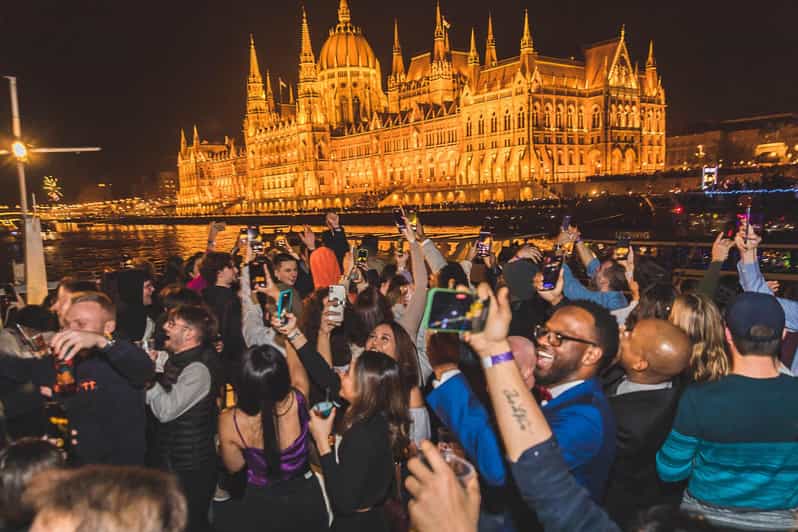 Budapest: Boat Party with option of Unlimited Drinks - Onboard DJ + skyline cruise: your 5–6 hours, translated