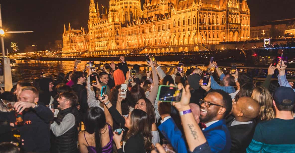 Budapest: Boat Party with option of Unlimited Drinks - Weather and comfort: plan for the real boat experience