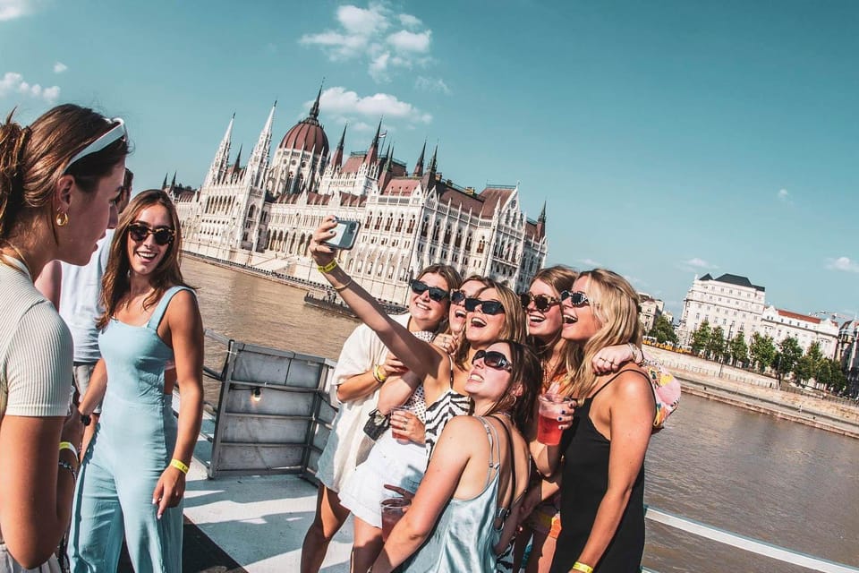 Budapest: Boat Party with option of Unlimited Drinks - The 2-hour unlimited drinks pre-party (what it adds)