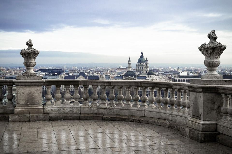 Budapest: Buda Castle Walking Tour in German - Royal Palace complexes: courtyards, fountains, and guards