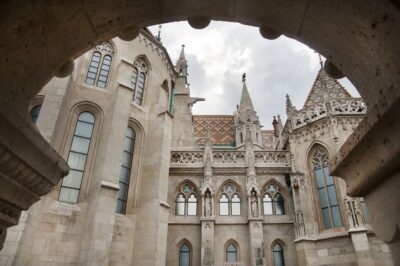 Budapest: Buda Castle Walking Tour in German - Fishermen’s Bastion: fairy-tale views with real context
