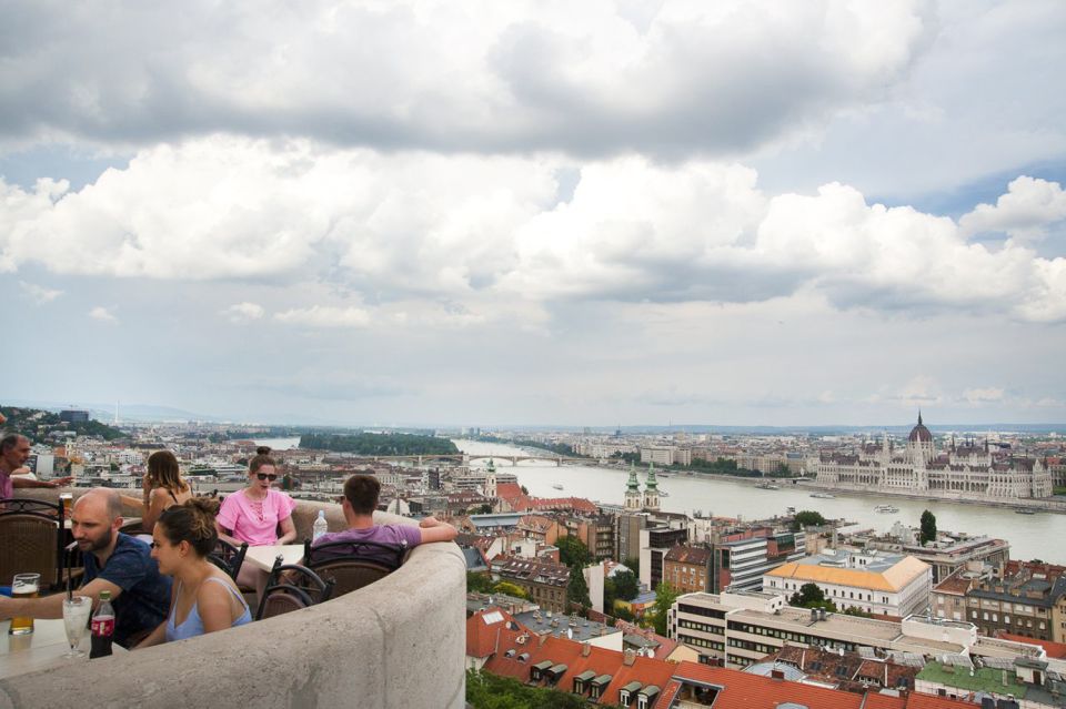 Budapest: Buda Castle Walking Tour in German - Danube bridges in one sweeping storyline