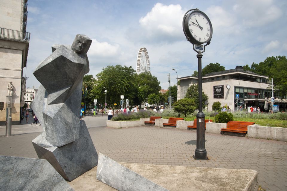 Budapest: City Center Walking Tour - Why walking Pest’s core beats the bus ride