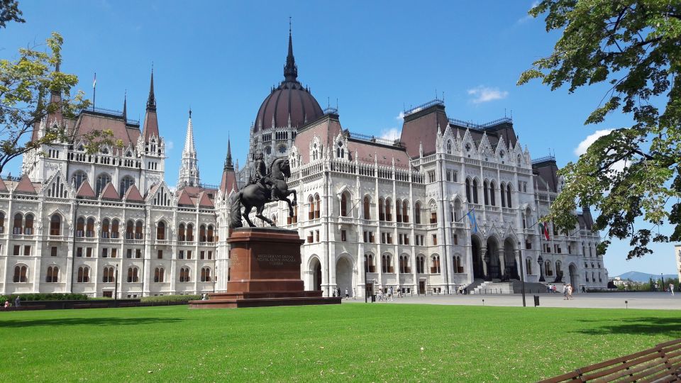 Budapest: City Center Walking Tour - Pesti Vigadó and Vorosmarty Square: art, elegance, and a café with stories