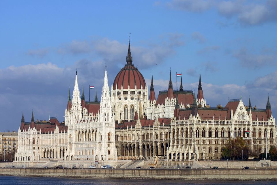 Budapest: City Discovery Tour - From the Danube banks to Heroes’ Square: your orientation jumpstarts