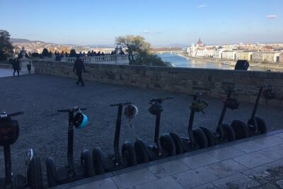 Budapest City Segway / Sightseeing Tours Buda+Pest - To the river crossing: Chain Bridge and Parliament from the road