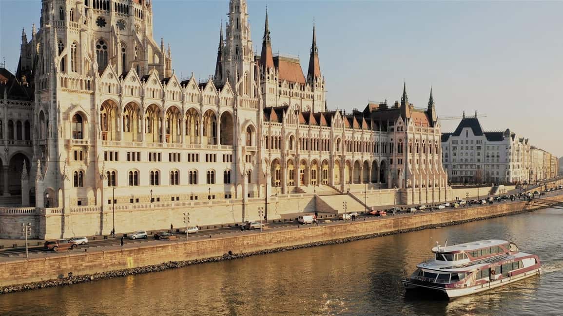Budapest: Danube River City Lights Express Cruise - Don’t miss the Elizabeth Bridge and Liberty Bridge angles