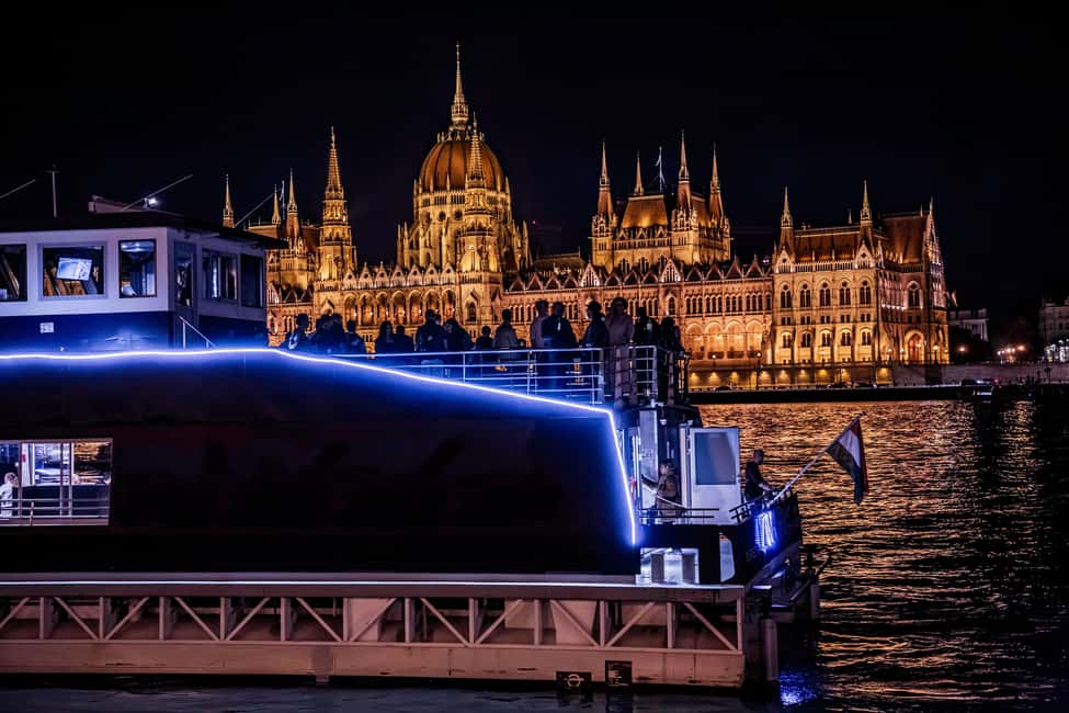 Budapest: Danube River Sightseeing Cruise with Audio Guide - The one-hour route: the Danube highlights in order