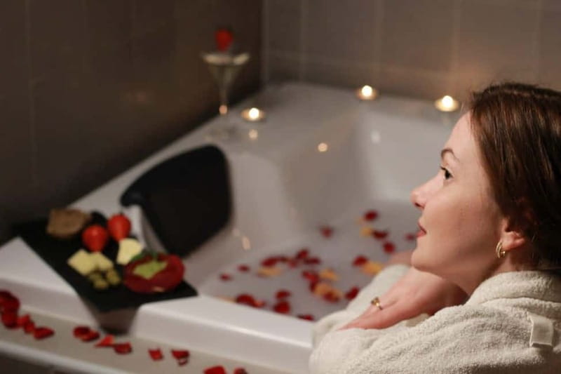 BUDAPEST, Day Spa : Couples Massage with Roses Bubble Bath - Palo Santo Cleansing and the 15-Minute Tea Session