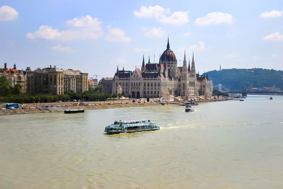 Budapest: Daytime Sightseeing Boat Cruise - The multilingual audio guide: how to use it without getting lost