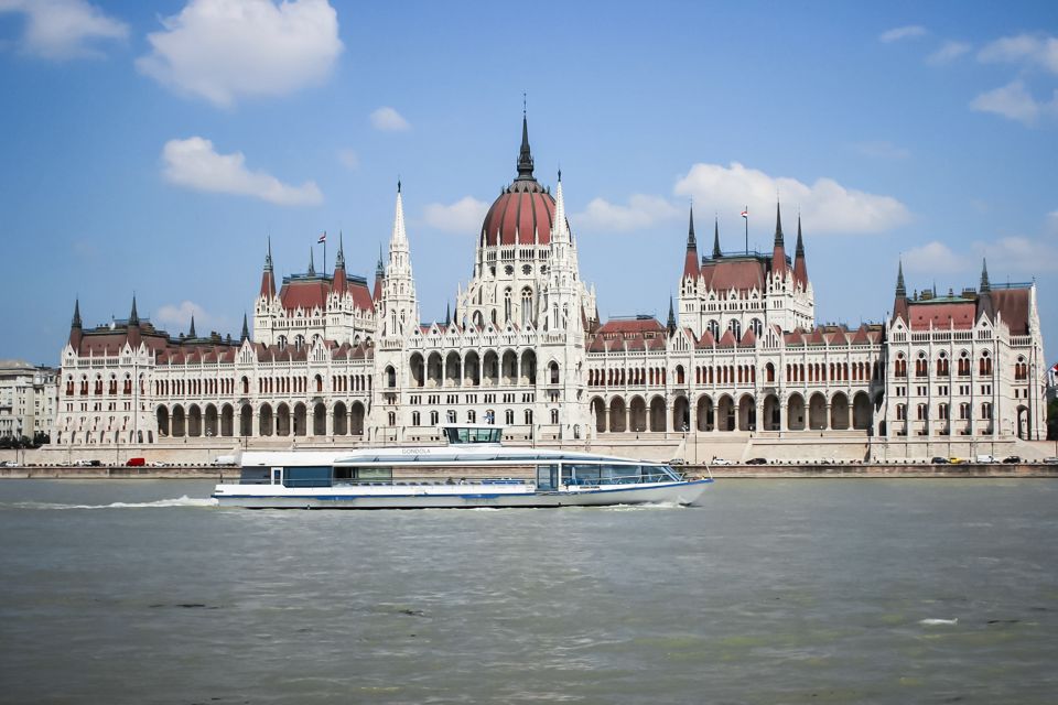 Budapest: Daytime Sightseeing Boat Cruise - Comfort on board: covered decks, seating choices, and Wi‑Fi