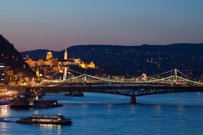 Budapest Essential Walk&Food tasting - Deák Ferenc tér, Elizabeth Square, and the Opera area: where Budapest starts making sense