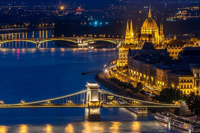 Budapest: Evening Castle Hill Tour with Fishermen's Bastion - Castle Hill after Dark: what changes when the sun goes down