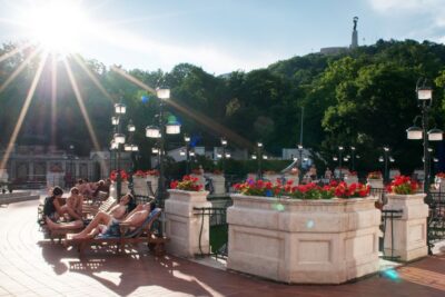 Budapest: Full-Day Gellért Spa Ticket - First step: getting changed without losing your momentum