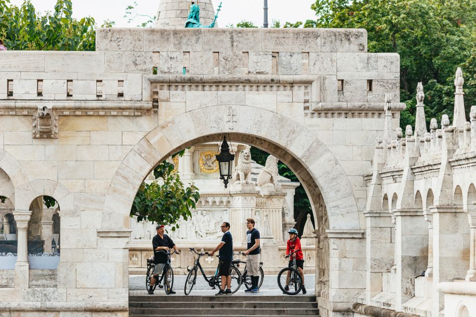 Budapest: Grand Sightseeing Bike Tour - Fishermen’s Bastion viewpoints and castle streets