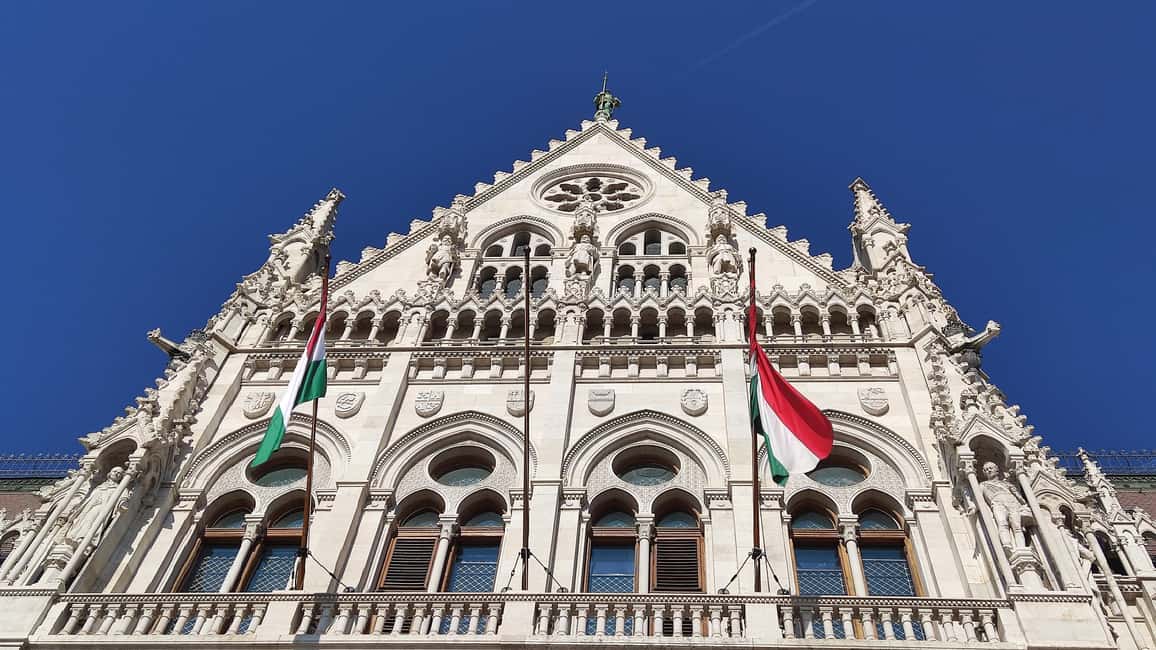 Budapest: Guided City Walking Tour in Buda and Pest - Insider Restaurantguide and Sparfuchs: Useful Take-Home Value