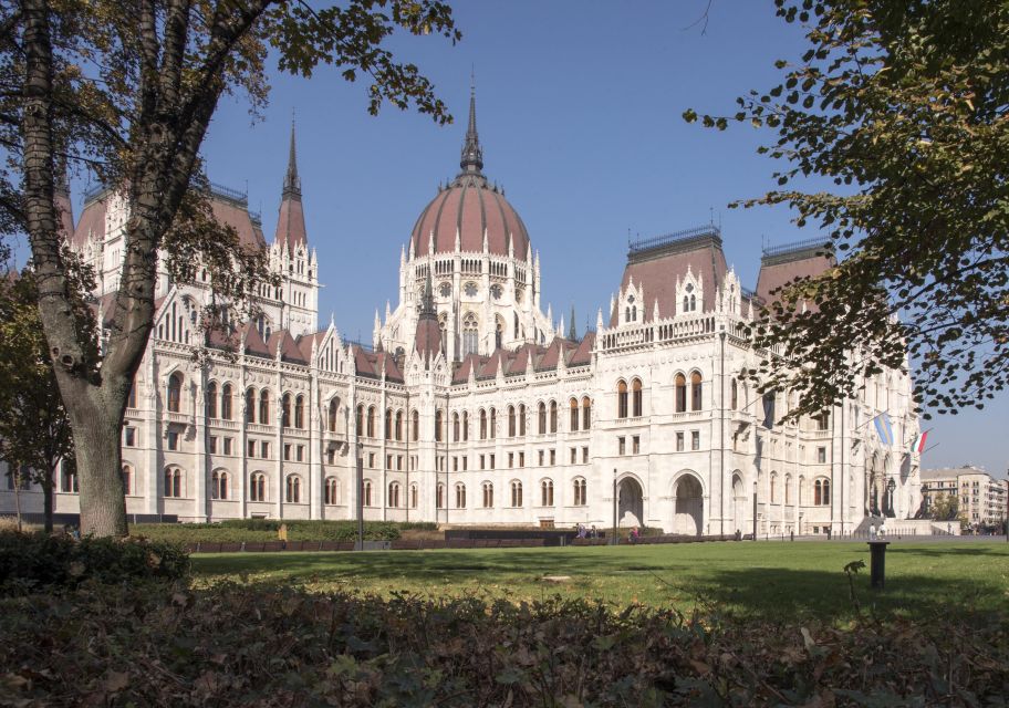 Budapest: Guided Walking Tour of Pest - Why Pest feels like the better walking side