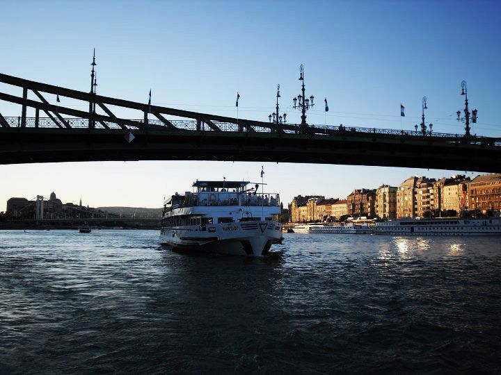 Budapest: Half-Day Highlights Small Group Private Tour - Parliament, Chain Bridge, and the “photo spine” of the city
