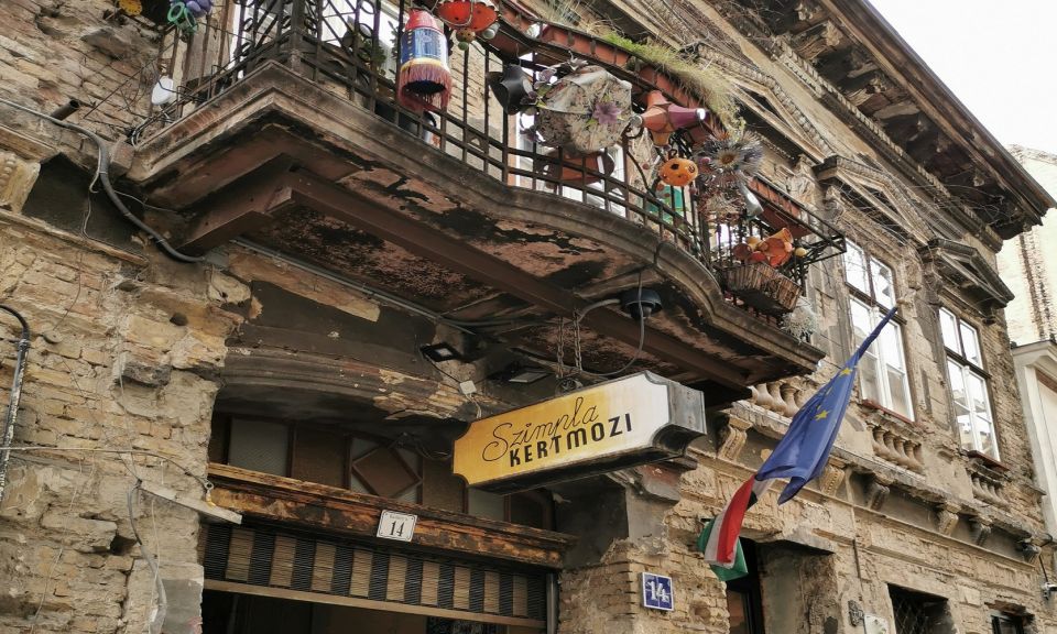 Budapest: Jewish District Private Walking Tour - Getting your bearings: the Jewish Quarter, on foot, with a guide