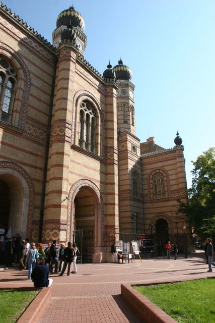 Budapest: Jewish Heritage Guided Tour with Synagogue Ticket - Jewish Museum Budapest: family life, artifacts, and one very heavy room