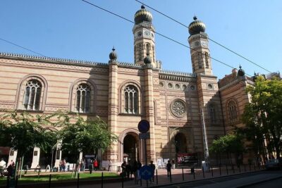 Budapest Jewish Heritage Memorial Walking Tour & Synagogue Entry - WWII memory in the open air: Wallenberg, ghetto streets, and Heroes’ Temple