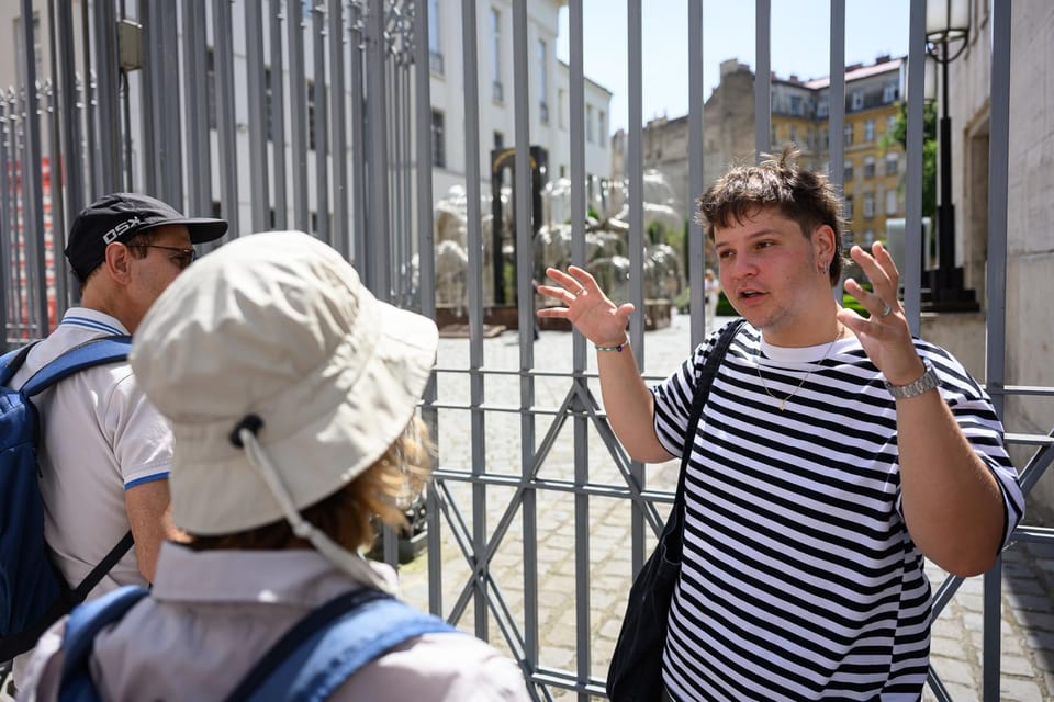 Budapest: Jewish History with Local Guide & Synagogue Ticket - Jewish Ghetto Wall Fragment: a short stop with heavy weight
