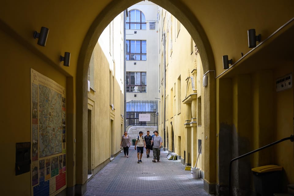 Budapest: Jewish History with Local Guide & Synagogue Ticket - Kazinczy Street Synagogue: art-nouveau beauty plus real access
