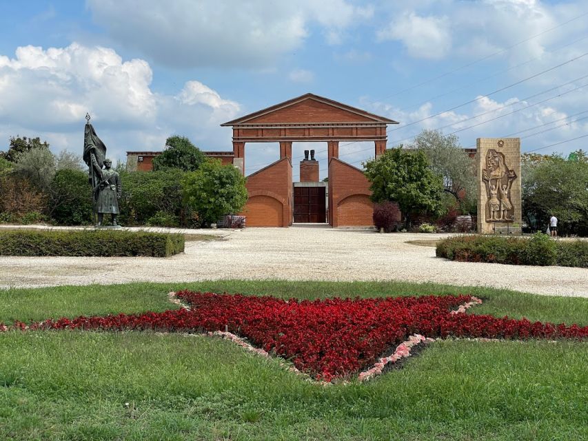 Budapest: Memento Park and Icons of Communism Guided Tour - Batthyány tér: the simple start point that gets you moving fast