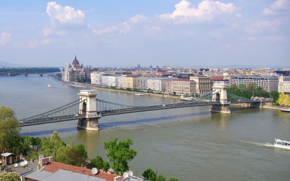 Budapest: Multilingual Highlights Tour - The Hungarian Parliament exterior: big architecture, clear orientation