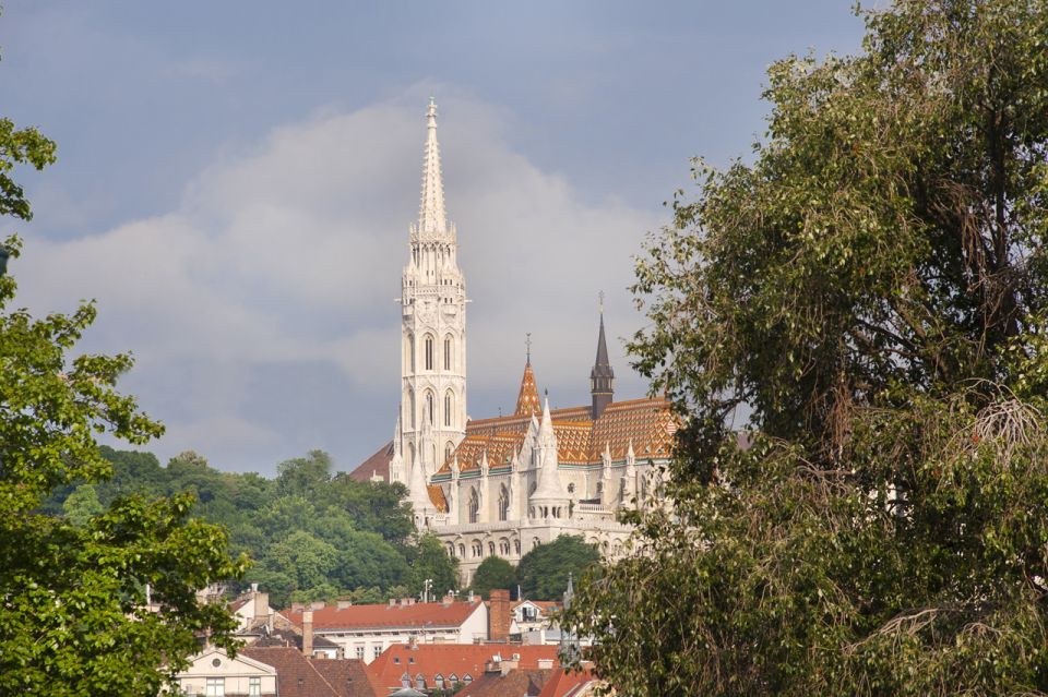 Budapest: Multilingual Highlights Tour - Meeting point at California Coffee Company: easy to spot, easy to start