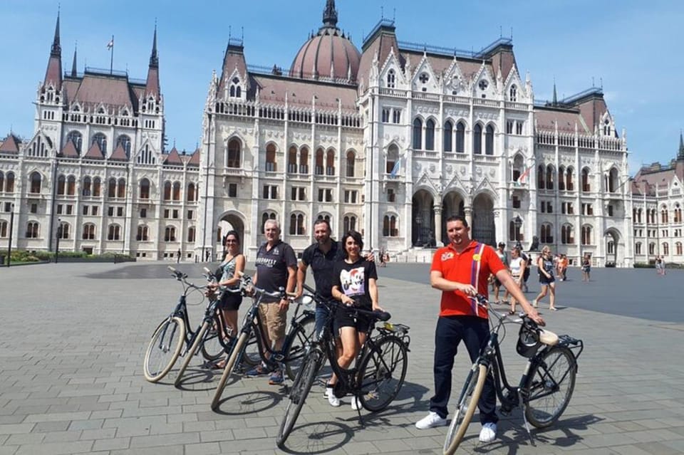 Budapest : Must-see attractions walking tour - St. Stephen’s Square public art and Hungarian food culture