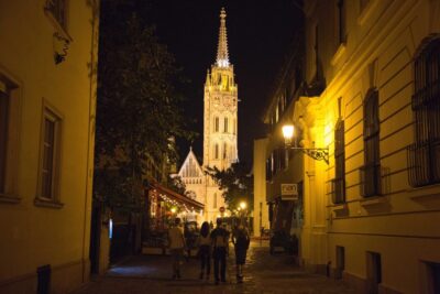 Budapest: Night Walking Tour with River Cruise and Wine - Chain Bridge at night: the photo moment, but with context