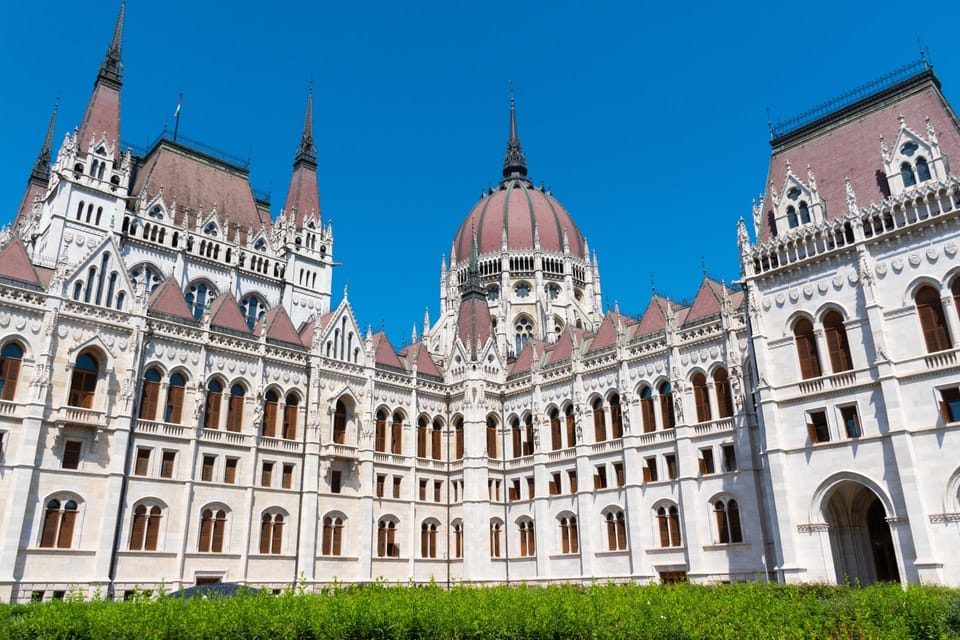 Budapest Old Town and Top Attractions Private Walking Tour - Meeting point at Madal Café: how to start smoothly