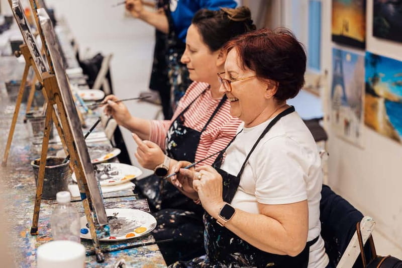 Budapest: Paint and sip experience - English help: what language to expect
