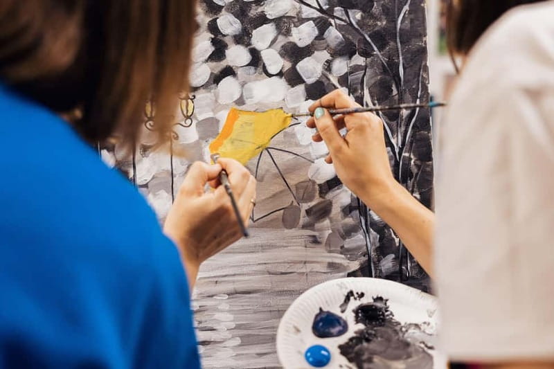 Budapest: Paint and sip experience - What you take home: frame vs rolled canvas