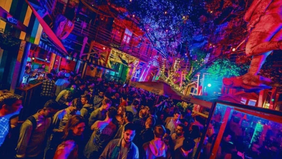 Budapest: Party District Bar-Hop with 2hr Unlimited Drinks - Instant-Fogas nightclub: the skip-the-line finale