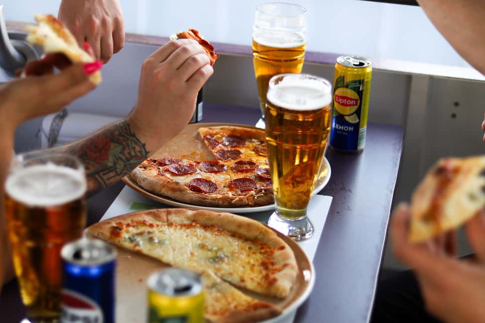 Budapest: Pizza Cruise - Timing tips: twilight vs night cruises