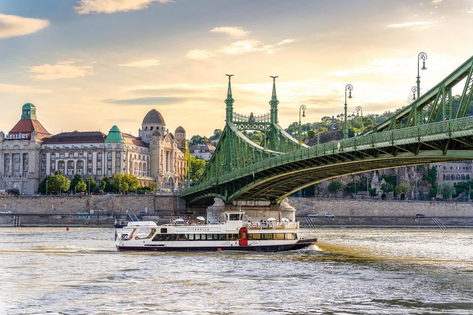 Budapest: Premium Sightseeing Cruise with Tokaj Frizzante - Photo strategy: when to go top deck vs inside