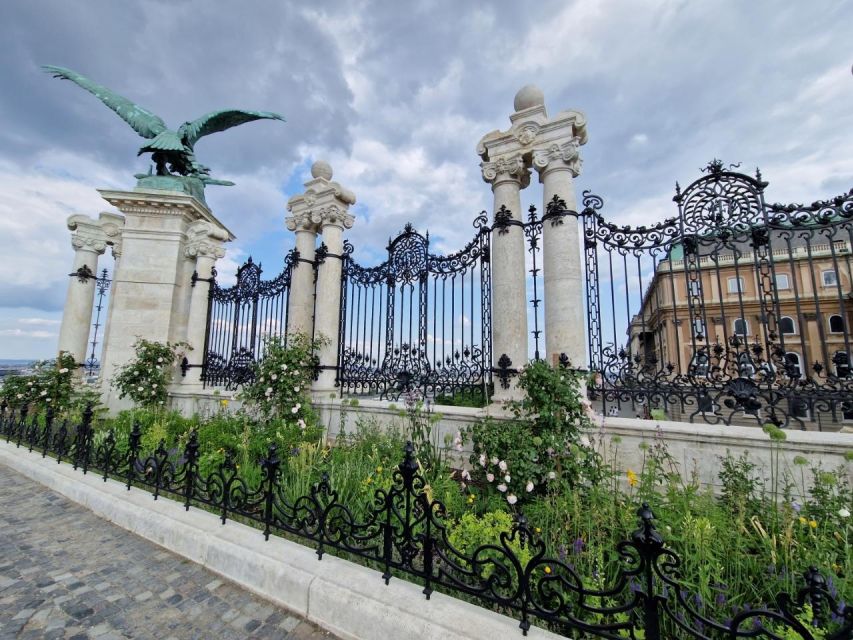 Budapest: private deluxe tour with a native, in Spanish - Buda Castle area: Matthias Church views and Fisherman’s Bastion framing