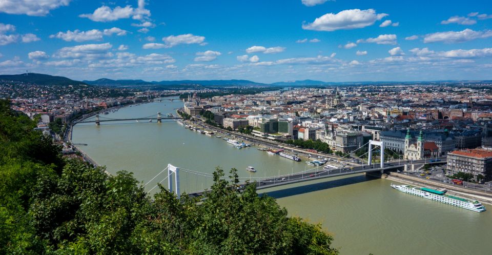 Budapest: Private Walking Tour of City with Spanish Guide - St. Stephen’s Basilica and the Jewish Quarter: where your photos start looking real